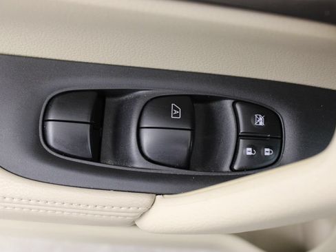 Used 2016 Nissan Rogue SV FWD image 17