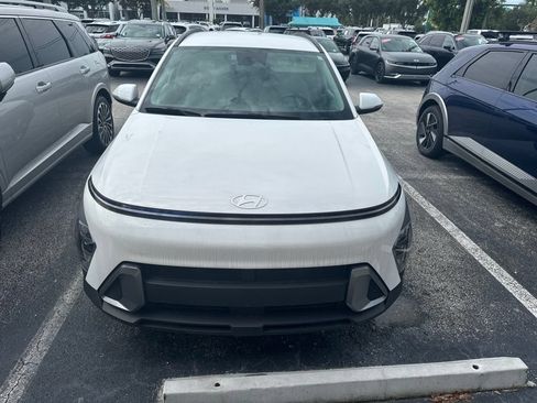 Used 2025 Hyundai Kona SEL FWD image 2
