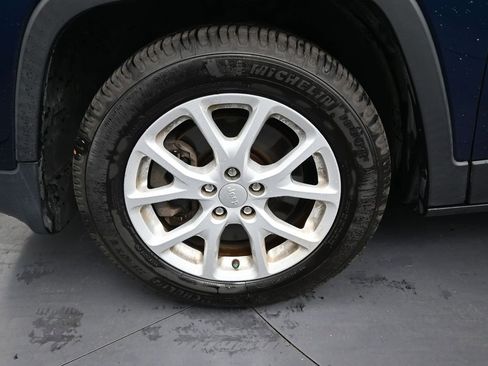 Used 2018 Jeep Cherokee Latitude Plus w/ Cold Weather Group image 9