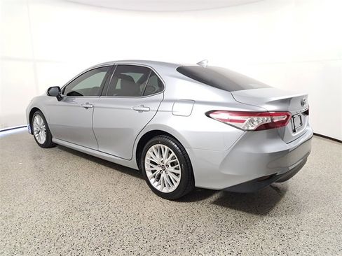 Used 2019 Toyota Camry XLE image 5