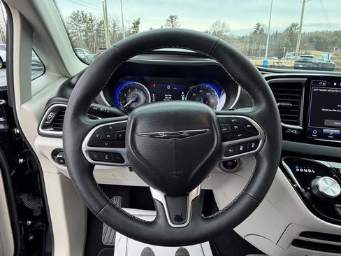 Used 2024 Chrysler Pacifica Touring-L image 10