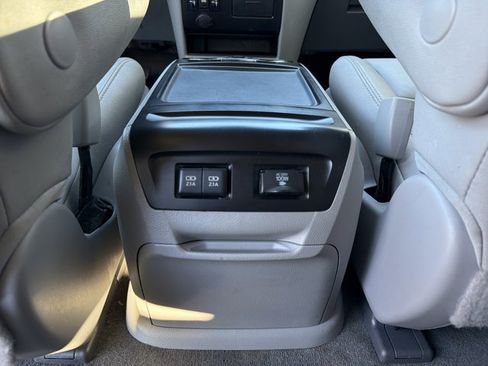 Used 2018 Toyota Sienna XLE image 24