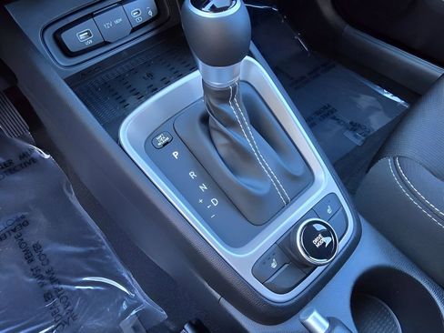 Used 2025 Hyundai Venue SEL image 18