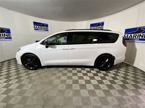 Used 2025 Chrysler Pacifica Limited image 10