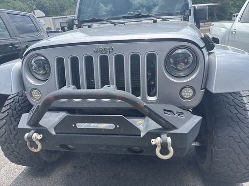 Used 2018 Jeep Wrangler Unlimited Sahara AWD/4WD image 3