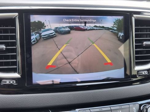 Used 2024 Chrysler Pacifica Touring-L FWD image 7