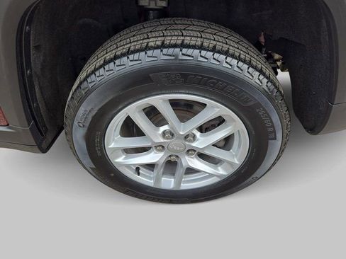 Used 2024 Jeep Grand Cherokee Laredo X image 34