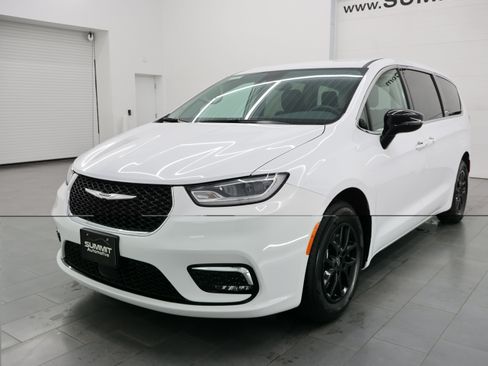 Used 2024 Chrysler Pacifica Touring-L FWD image 7