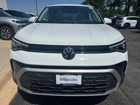 Used 2025 Volkswagen Taos SE w/ Panoramic Sunroof Package AWD/4WD image 9