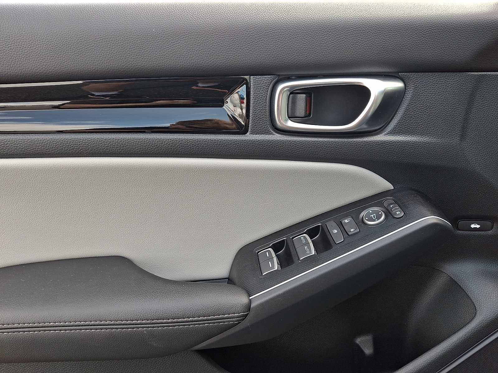 Certified 2025 Honda Civic FWD Hybrid Sedan image 11