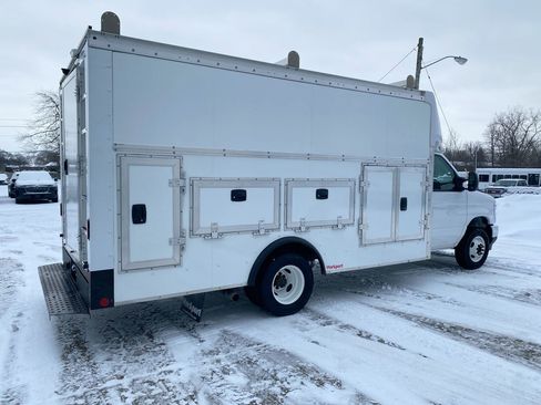 Used 2025 Ford E-450 and Econoline 450 Super Duty w/ Interior Upgrade Package RWD image 8