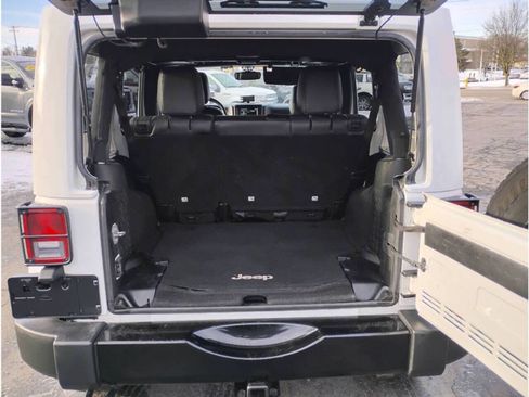 Used 2015 Jeep Wrangler Unlimited Sahara image 9