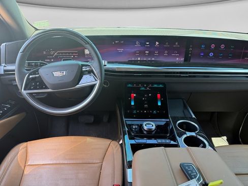 Used 2025 Cadillac Escalade Premium Luxury AWD/4WD image 24