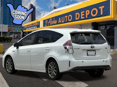 Used 2017 Toyota Prius V Five FWD image 3