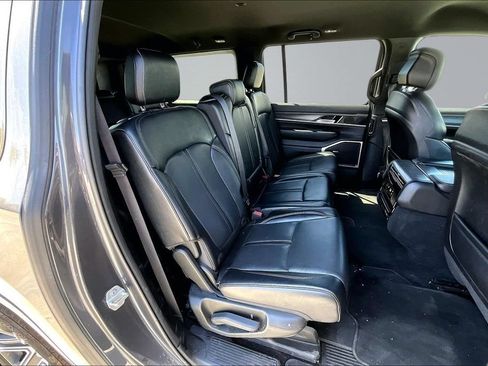 Certified 2024 Jeep Wagoneer L Series II w/ Flexible Seating Group AWD/4WD image 18