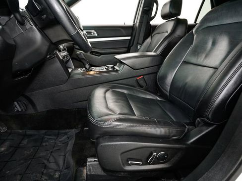 Used 2017 Ford Explorer XLT w/ Equipment Group 202A image 11