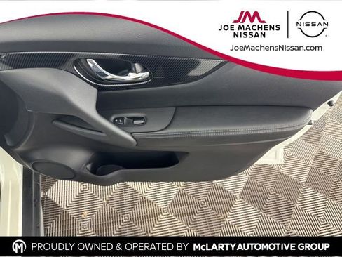 Used 2017 Nissan Rogue SL image 19