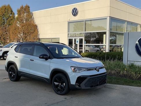 New 2025 Volkswagen Taos SE image 1