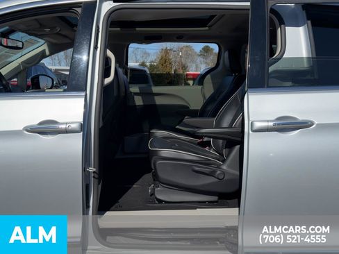 Used 2023 Chrysler Pacifica Limited image 15