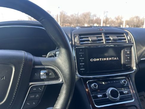 Used 2018 Lincoln Continental Premiere image 19