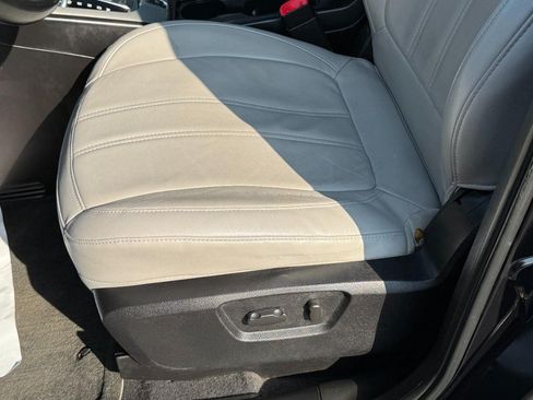 Used 2013 Chevrolet Captiva Sport LTZ FWD image 25