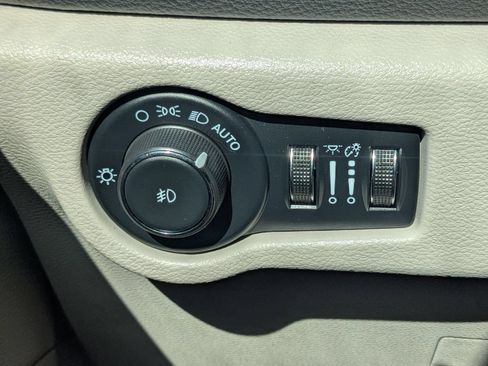 Used 2024 Chrysler Pacifica Limited FWD image 27