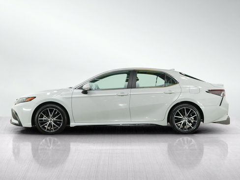 Used 2022 Toyota Camry SE FWD image 2