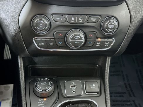 Used 2019 Jeep Cherokee Limited w/ Luxury Group image 16