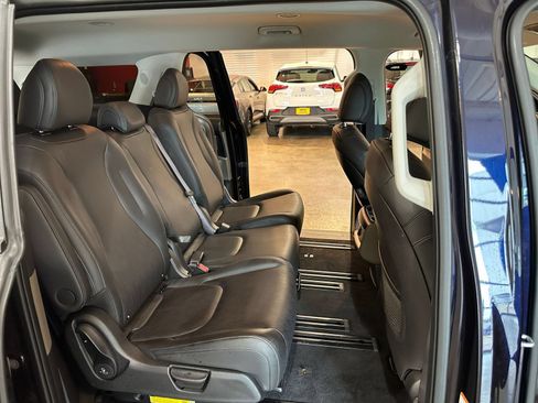 Used 2026 Kia Carnival FWD image 39