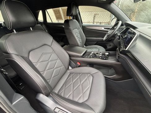 Used 2025 Volkswagen Atlas Cross Sport SE image 36