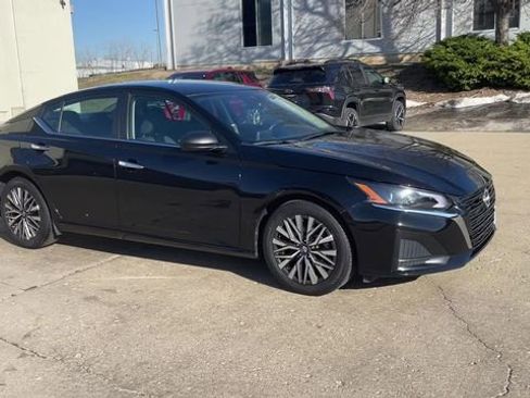 Used 2024 Nissan Altima 2.5 SV image 2