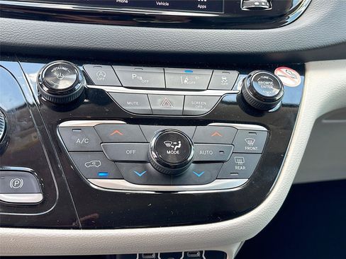Used 2023 Chrysler Pacifica Touring-L FWD image 15