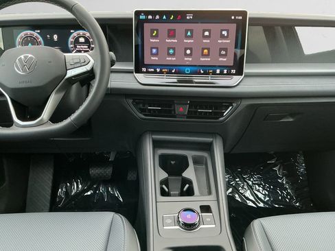 New 2025 Volkswagen Tiguan SE image 11