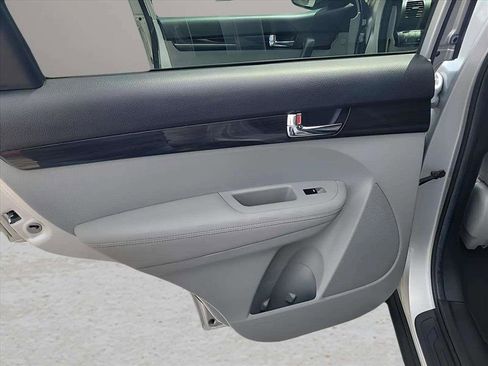 Used 2013 Kia Sorento LX image 19