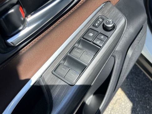 Used 2021 Toyota Venza XLE image 8