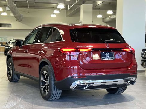 Used 2025 Mercedes-Benz GLC 350e 4MATIC image 4