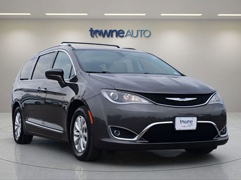 Used 2018 Chrysler Pacifica Touring-L image 7