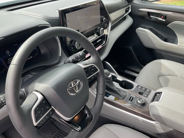 Used 2024 Toyota Highlander Limited AWD/4WD image 25