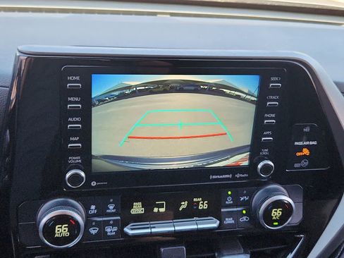 Used 2020 Toyota Highlander L image 25