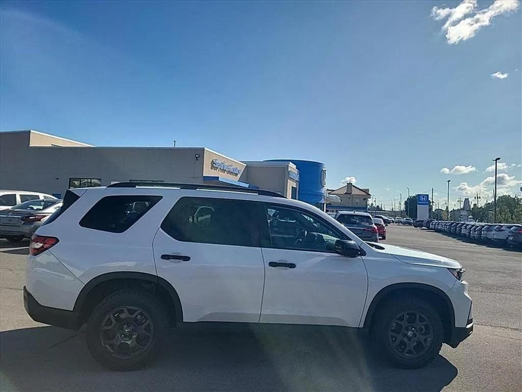 Used 2024 Honda Pilot TrailSport image 6