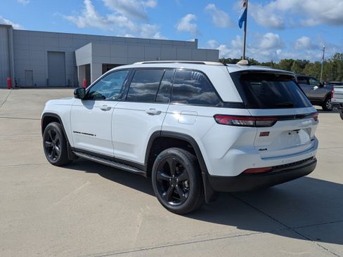 Used 2023 Jeep Grand Cherokee Limited w/ Luxury Tech Group II AWD/4WD image 3