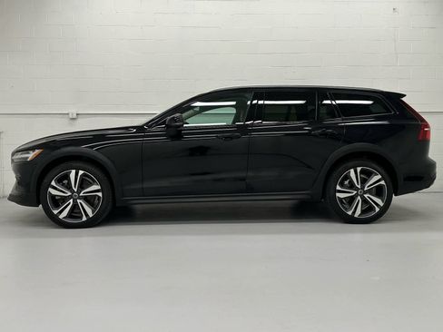Used 2023 Volvo V60 B5 Cross Country Plus w/ Climate Package image 3