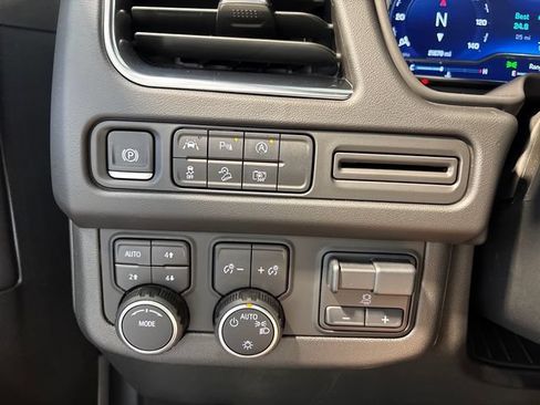 Used 2024 Chevrolet Tahoe Z71 w/ Luxury Package AWD/4WD image 15