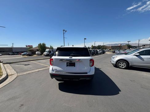 Used 2021 Ford Explorer XLT w/ Equipment Group 202A image 5