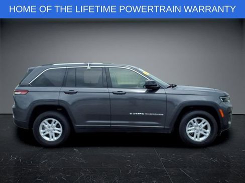 Used 2024 Jeep Grand Cherokee Laredo RWD image 2