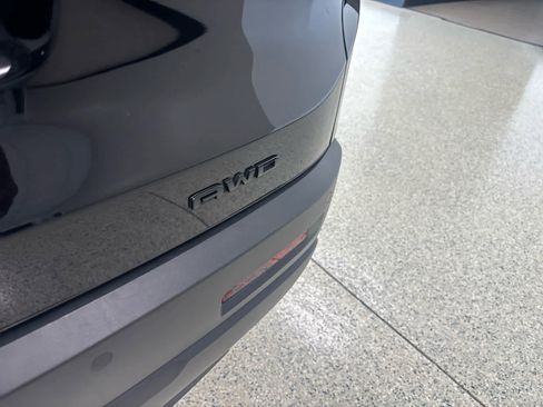 Used 2023 GMC Acadia SLE w/ Driver Convenience Package image 13