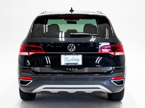 Used 2022 Volkswagen Taos SE w/ Panoramic Sunroof Package FWD image 7