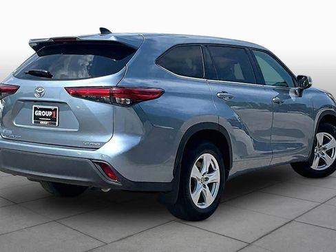Used 2022 Toyota Highlander LE AWD/4WD image 13