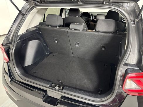 Used 2025 Hyundai Venue SEL FWD image 11