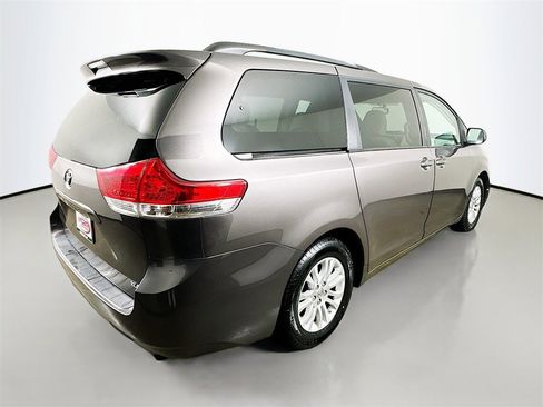 Used 2013 Toyota Sienna XLE image 19